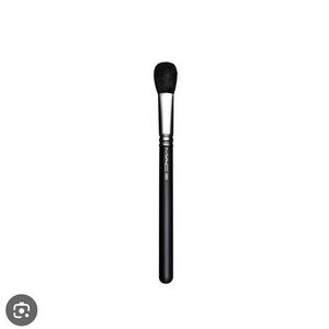 MAC 109 SMALL CONTOUR BRUSH